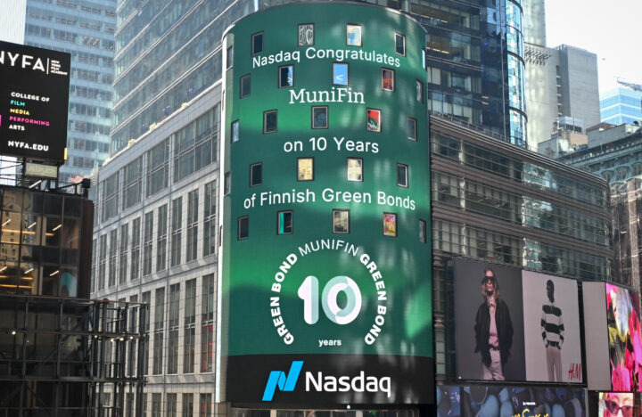 Kuvassa on Nasdaqin onnitteluviesti Kuntarahoitukselle New Yorkin TImes Squarella.