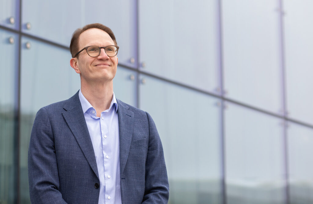 Kuvassa on Kuntarahoituksen pääekonomisti Timo Vesala.