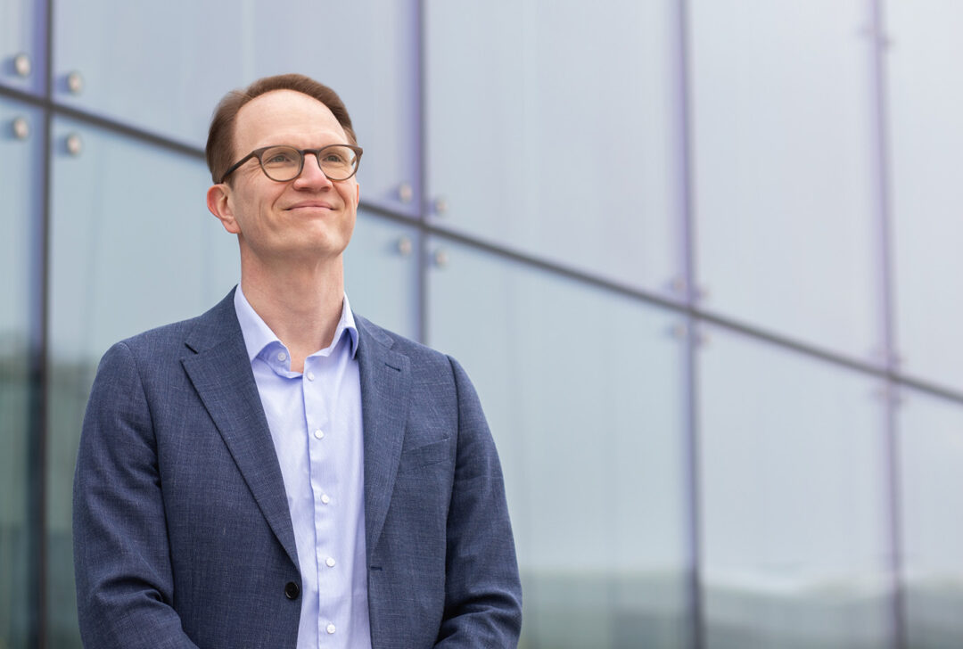 Kuvassa on Kuntarahoituksen pääekonomisti Timo Vesala.