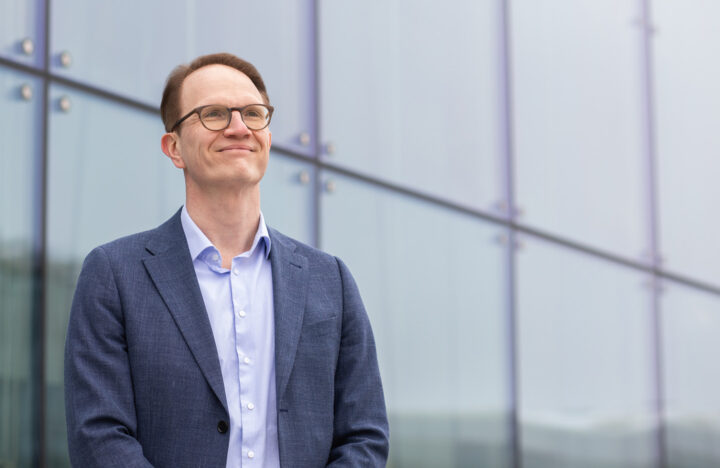 Kuvassa on Kuntarahoituksen pääekonomisti Timo Vesala.