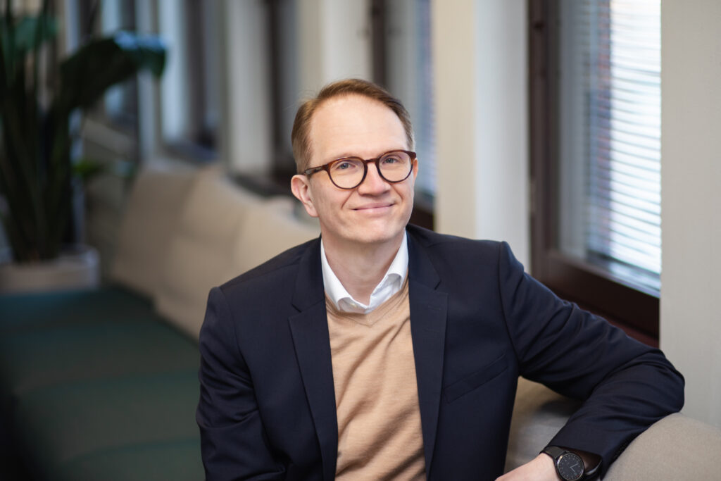 Kuvassa on Kuntarahoituksen pääekonomisti Timo Vesala.