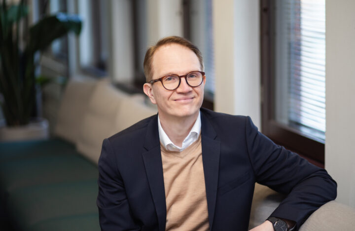 Kuvassa on Kuntarahoituksen pääekonomisti Timo Vesala.