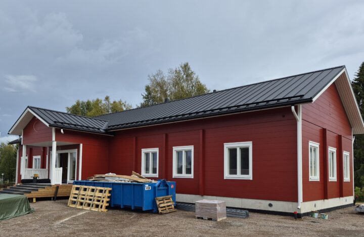 Halsuan uusi kunnantalo ja päiväkoti. Punainen, vielä rakenteilla oleva mutta lähes valmis yksikerroksinen hirsitalo.