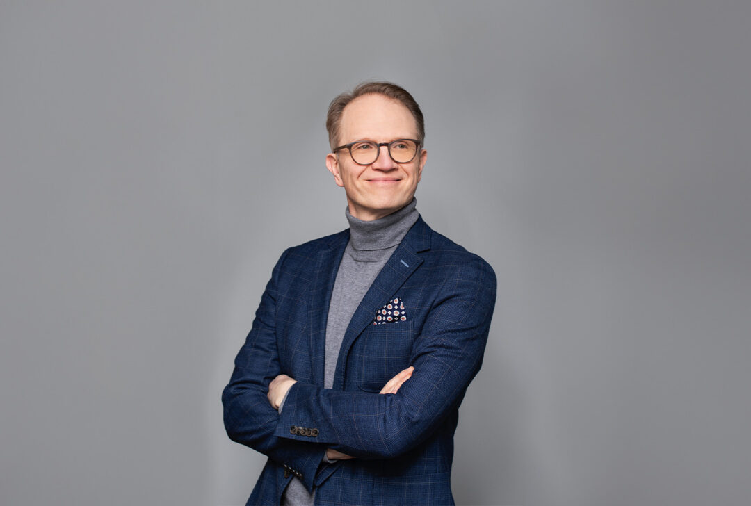 Kuvassa on Kuntarahoituksen pääekonomisti Timo Vesala.