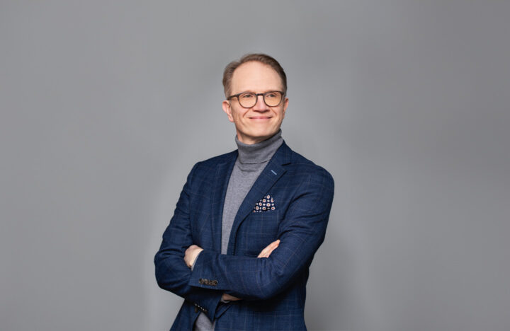 Kuvassa on Kuntarahoituksen pääekonomisti Timo Vesala.